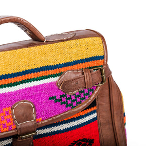 Maleta marroquí de cuero con kilim multicolor