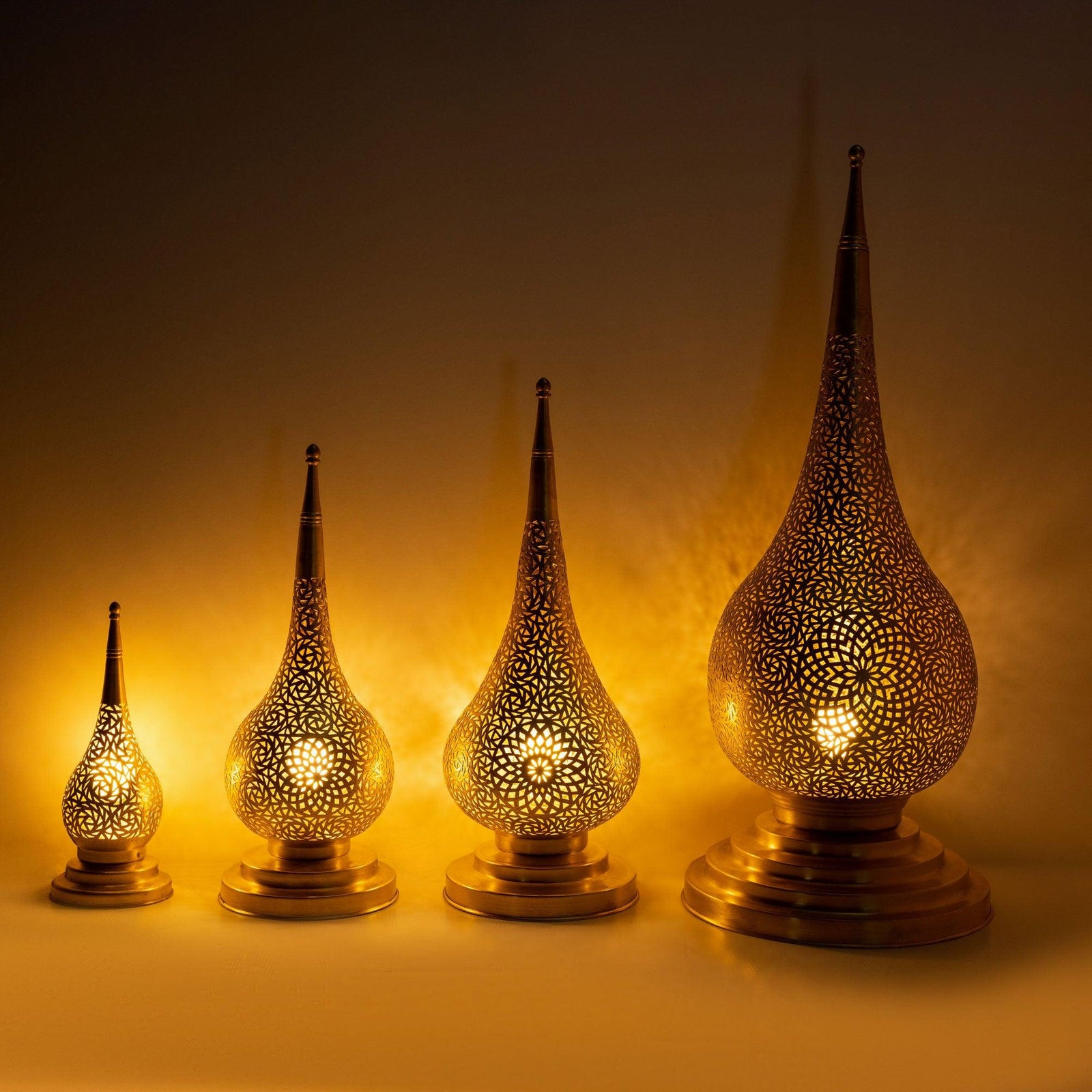 Candeeiros de mesa e de chão, castiçais