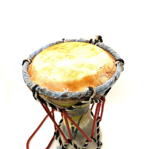 Darbuka africana de cerámica con dibujos étnicos