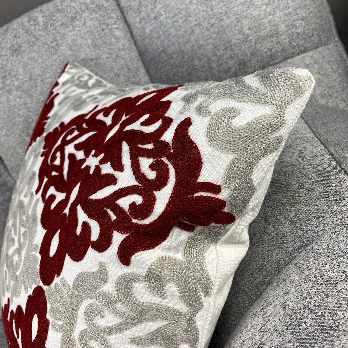 Funda de cojín árabe floral gris y granate MK10