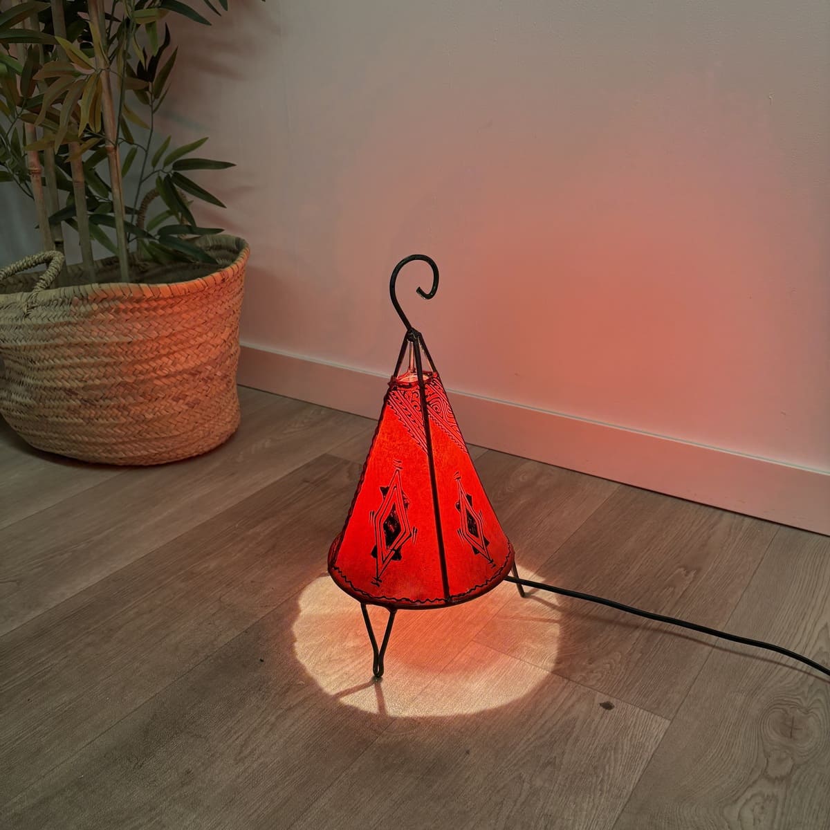 lámpara marrakech piel roja pirámide detalle