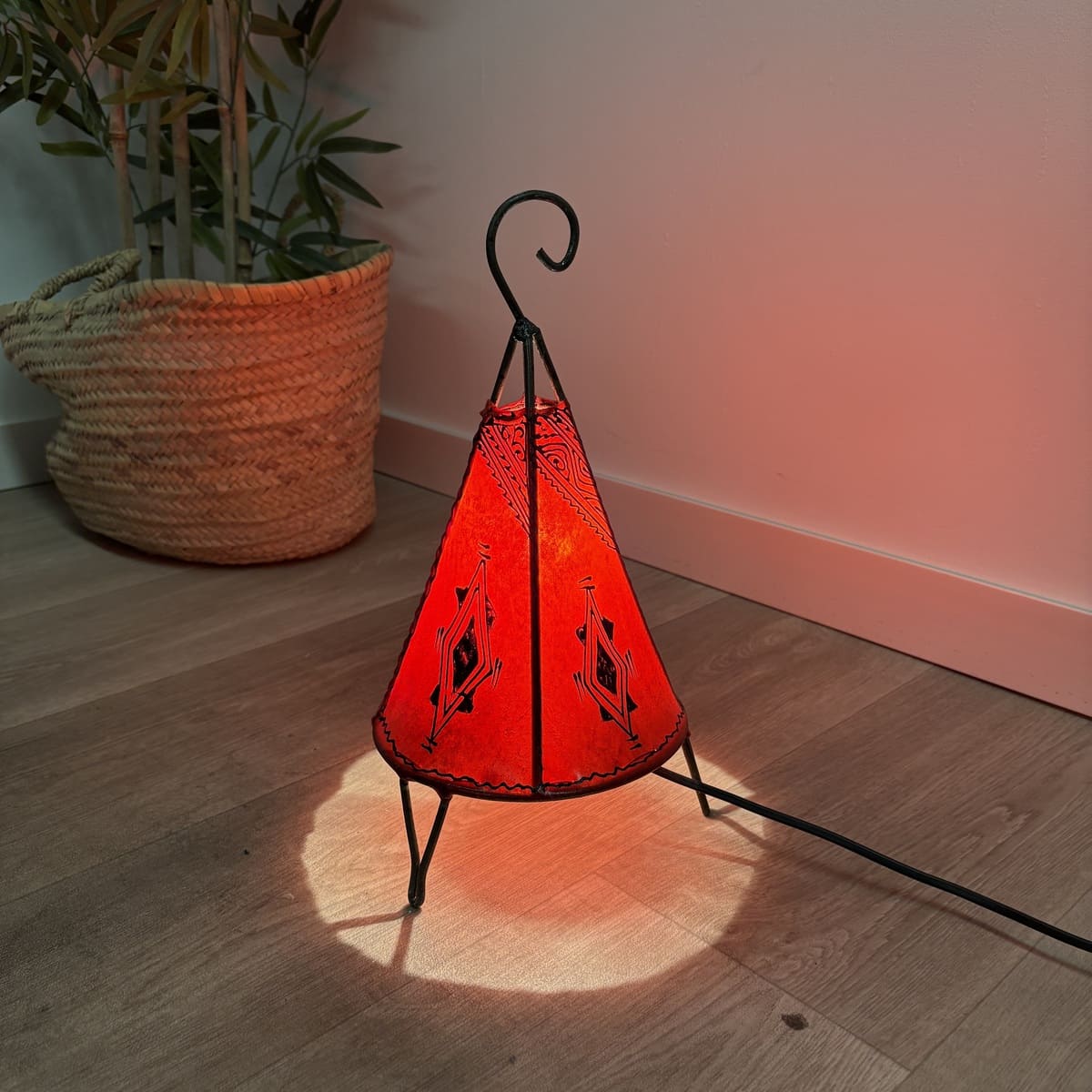 lámpara marrakech piel roja pirámide escena