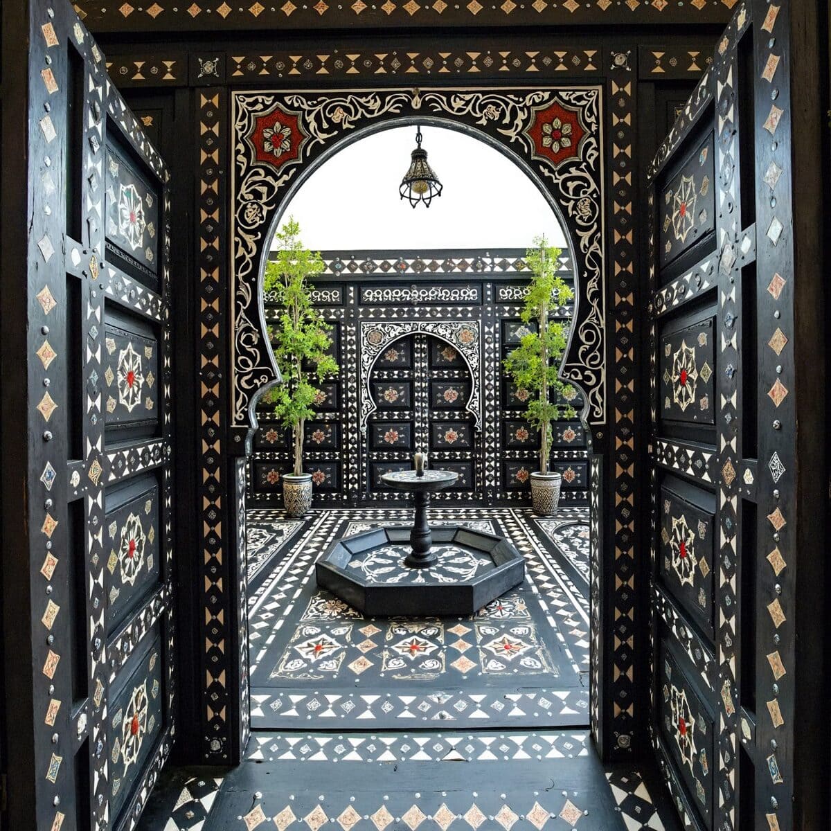 puerta árabe madera hueso jardin